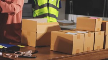 karton kutularla dolu paket kutuları