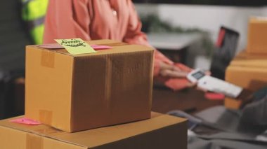 Paketle el ele tutuşma kutusunu kapat