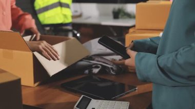 Ofisteki laptopta çalışan iş adamları..