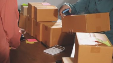 İş adamı, ofise çevrimiçi teslimat için kutu topluyor..