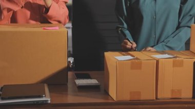 Ofiste çalışan Asyalı iş adamları, iş ve dağıtım konsepti, orijinal fotoset