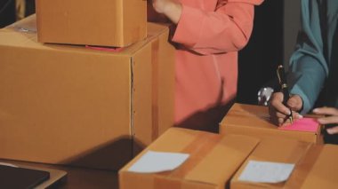 paket ve karton kutu ile teslim kavramı.