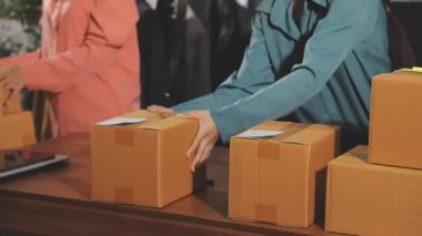 Masada toplanmak için kutular hazırlayan bir adam, teslimat servisi.