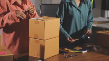 Müşteri destek servisi bilgisayarla depoda online alışveriş yapıyor. iş hizmeti ve müşteri desteği.