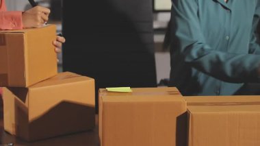 İş adamı ofiste paket kutusuyla çalışıyor, çevrimiçi dağıtım servisi, online servis konsepti