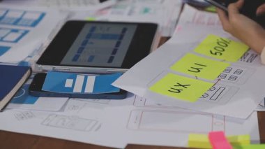 Akıllı telefondan finansal verileri analiz eden genç işadamı