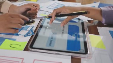 Belgelerle çalışan iş adamları