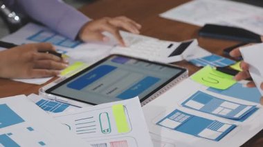 İş ekibi laptopta veri tartışıyor