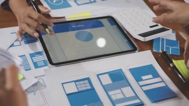 Tabletle çalışan kadını kapat.