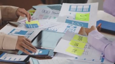 Genç Asyalı iş kadını ofisteki masada dizüstü bilgisayarla veri analiz ediyor..