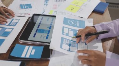 İş adamları ekibi ofiste çalışıyor..