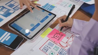 Ofiste çalışırken cep telefonuyla işadamı