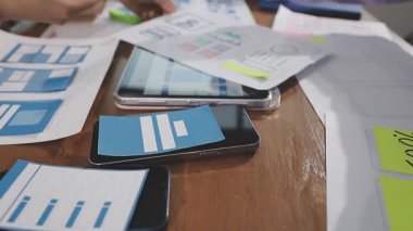 İş adamı dijital tablet üzerindeki veri ve grafikleri analiz ediyor