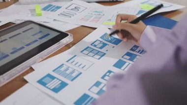 Ekonomik raporlar ve çizelgelerle beyin fırtınası yapan ve planlayan iş adamları. toplantı kavramı.