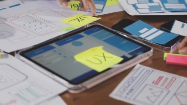 Ticari ekip tablet üzerinde mali planı tartışıyor ve analiz ediyor.