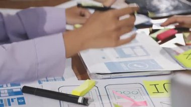 Genç bir iş kadını dijital tabletle çalışıyor ve iş planını tartışıyor.