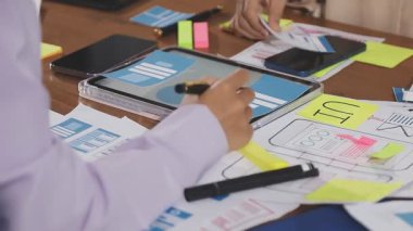 İş adamları toplantıda tartışıyor ve beyin fırtınası yapıyorlar.