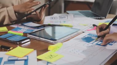 Bir grup iş adamı ofiste beyin fırtınası yapıyor.