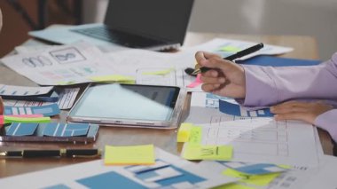 Bilgisayarla çalışan ve ofisteki yapışkan notları yazan iş kadınını kapatın.