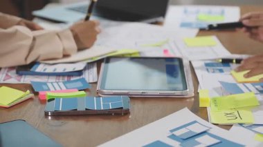 İş adamları ofiste beyin fırtınası