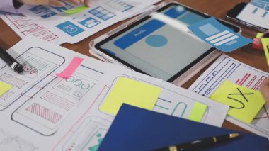 Dijital tablet üzerine yazı yazan işadamlarının el yazısını kapat