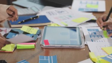 Ofiste çalışan iş adamları