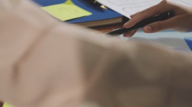 yakın plan - cep telefonu kullanan bir işadamının görüntüsü