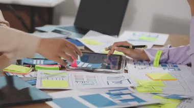 Çalışma masasında proje üzerinde çalışan iş ekibini kapatın.