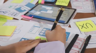 Ofiste çalışan kadın.