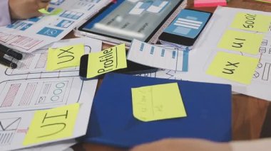 İş adamları teknoloji ve finansal planlamayla beyin fırtınası yapıyor.