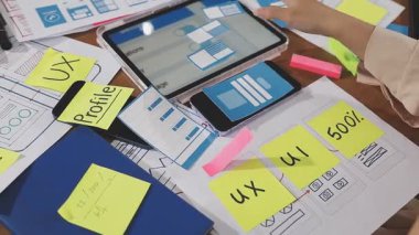 Dizüstü bilgisayarda çalışan kadın