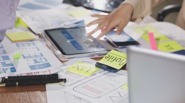 Genç Asyalı iş adamı ofiste not kağıdı yazıyor..