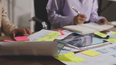 Projede çalışan genç işadamı