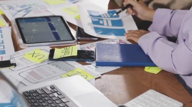 İş adamları ofiste toplanıyor.