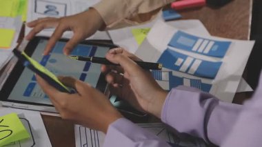 Modern ofiste dijital tablet üzerinde çalışan iş adamlarına yakın çekim