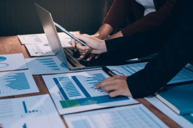 İş görüşmesi zamanı. Girişim projesi üzerinde çalışan iş adamı ve iş kadını.