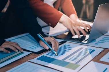 İş görüşmesi zamanı. Girişim projesi üzerinde çalışan iş adamı ve iş kadını.