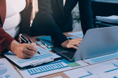 İş görüşmesi zamanı. Girişim projesi üzerinde çalışan iş adamı ve iş kadını.