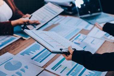 İş görüşmesi zamanı. Girişim projesi üzerinde çalışan iş adamı ve iş kadını.