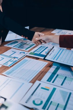 Ofis toplantısında iki farklı profesyonel iş adamı yönetici lider el sıkışıyor.