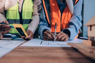 Mühendisler proje türlerinin yapısal analizi ve planları üzerinde çalışmalara yardım ediyorlar..