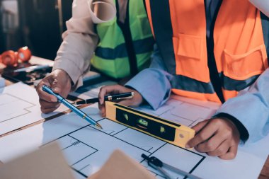 Mühendisler proje türlerinin yapısal analizi ve planları üzerinde çalışmalara yardım ediyorlar..