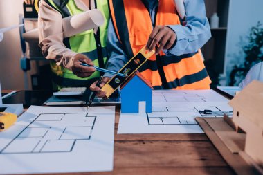 Mühendisler proje türlerinin yapısal analizi ve planları üzerinde çalışmalara yardım ediyorlar..