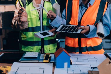 Mühendisler proje türlerinin yapısal analizi ve planları üzerinde çalışmalara yardım ediyorlar..