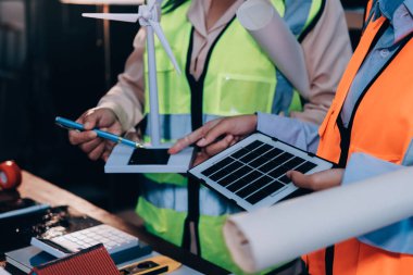 Mühendisler proje türlerinin yapısal analizi ve planları üzerinde çalışmalara yardım ediyorlar..