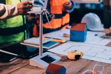 Mühendisler proje türlerinin yapısal analizi ve planları üzerinde çalışmalara yardım ediyorlar..