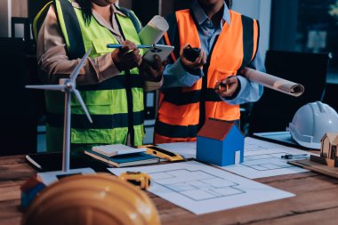 Mühendisler proje türlerinin yapısal analizi ve planları üzerinde çalışmalara yardım ediyorlar..