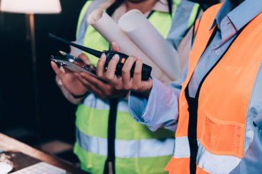 Mühendisler proje türlerinin yapısal analizi ve planları üzerinde çalışmalara yardım ediyorlar..