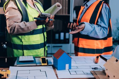 Mühendisler proje türlerinin yapısal analizi ve planları üzerinde çalışmalara yardım ediyorlar..