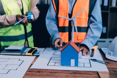 Mühendisler proje türlerinin yapısal analizi ve planları üzerinde çalışmalara yardım ediyorlar..